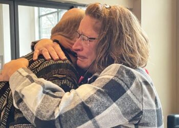 Μαμά δακρύζει καθώς αγκαλιάζει τον άνθρωπο που σώθηκε με την καρδιά της αδικοχαμένης κόρης της