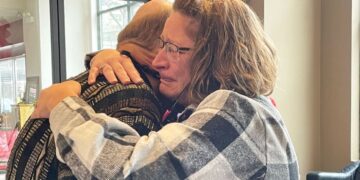 Alldaynews.gr Μαμά δακρύζει καθώς αγκαλιάζει τον άνθρωπο που σώθηκε με την καρδιά της αδικοχαμένης κόρης της