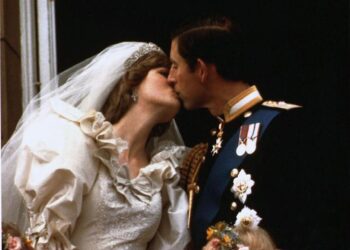 Βασιλιάς Κάρολος: «Νομίζω ότι είμαι γκέι» – Το βιβλίο για τον γάμο του με την Νταϊάνα που…άναψε φωτιές