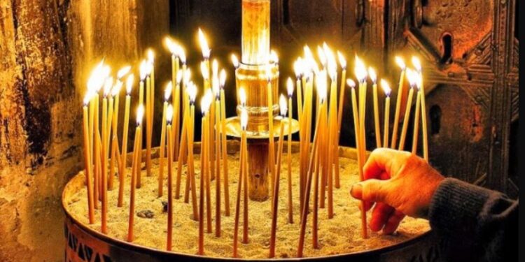 Alldaynews.gr Αναστάτωση σε εκκλησία – Γυναίκα εισέβαλε και διέκοψε τη νυχτερινή λειτουργία