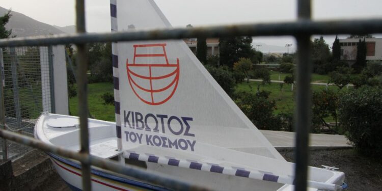 Alldaynews.gr Κιβωτός του Κόσμου: Βρήκαν όπλο σε κλειδωμένο συρτάρι σε δομή – Χειροπέδες στην υπεύθυνη