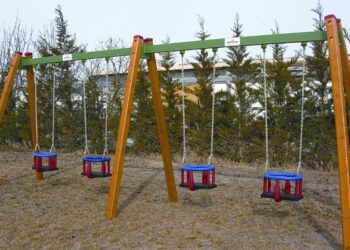 Θεσσαλονίκη: Νεαρή γυναίκα σφήνωσε σε κούνια της παιδικής χαράς-Χρειάστηκε επέμβαση της Πυροσβεστικής