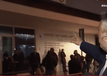 Αδιανόητη ταλαιπωρία: Ουρές ντροπής από το χάραμα για μια χημειοθεραπεία (video)