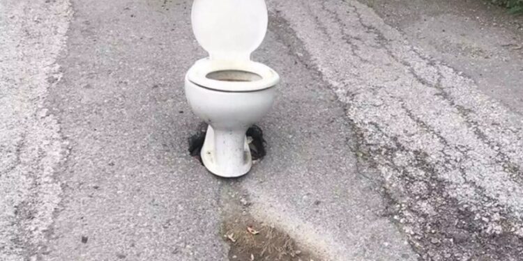Alldaynews.gr Το “Τερμάτισαν”- Κάλυψαν λακούβα με μια λεκάνη τουαλέτας και το αποτέλεσμα σε πολύπαθο δρόμο γίνεται viral