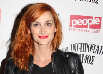 Πάγωσαν οι θεατές: Αυτοπυροβολήθηκε στην σκηνή η Μαρία Κωνσταντάκη