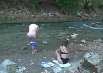 Μαύρο Ρόδο: Βγήκε ολόγuμvoς και έγινε χαμός (φωτο)