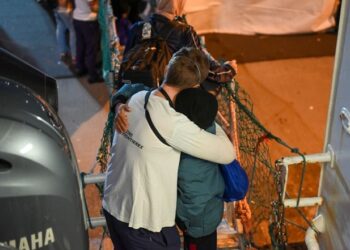 “Οι γονείς μου δεν ξέρουν αν πνίγηκα. Θέλω απλώς να τους πάρω ένα τηλέφωνο”