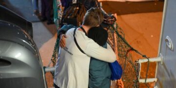 “Οι γονείς μου δεν ξέρουν αν πνίγηκα. Θέλω απλώς να τους πάρω ένα τηλέφωνο”