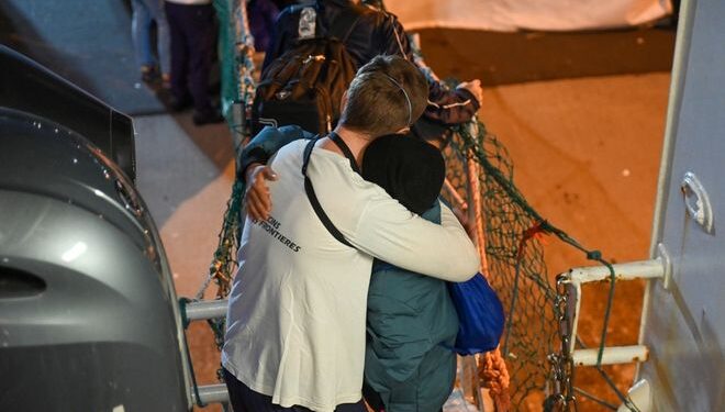 “Οι γονείς μου δεν ξέρουν αν πνίγηκα. Θέλω απλώς να τους πάρω ένα τηλέφωνο”