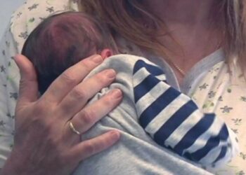 Ασύλληπτη Τραγωδία: Μωρό πέθανε από την πείνα δίπλα στον νεκρό πατέρα του