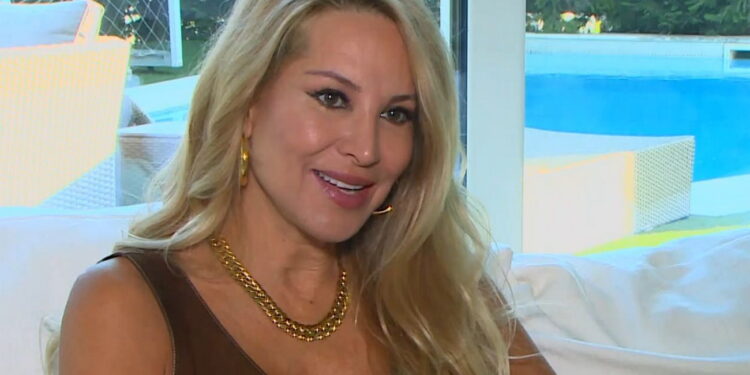 Αννίτα Ναθαναήλ: «Είμαι πάρα πολύ μόνη, με τον Κρις έχουμε διαχωρίσει τις ζωές μας»