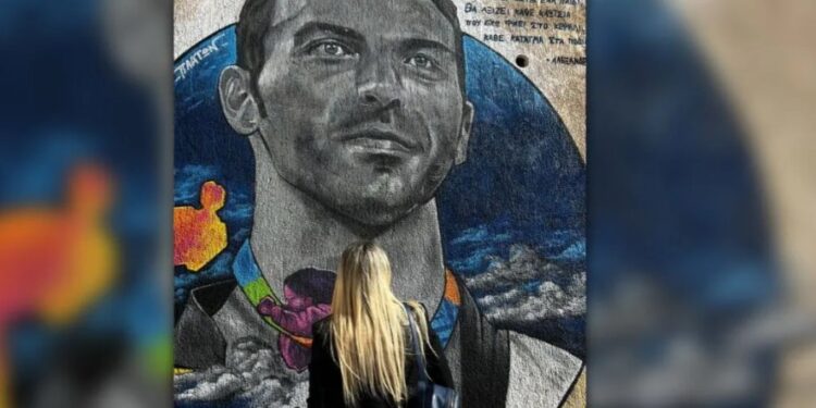 Alldaynews.gr Ανατριχιαστικό! Η Δώρα Τσαμπάζη φωτογραφίζεται σε γκράφιτι για τον Αλέξανδρο Νικολαΐδη