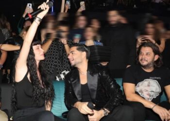 Πάολα: Στα μπουζούκια με εκκεντρική εμφάνιση (φωτο)