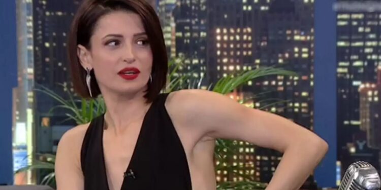 Χρύσα Παπά: «Από post it στα ψυγεία μου έγινε τατουάζ πάνω μου εδώ και δέκα χρόνια»