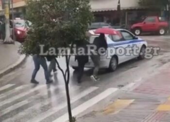 Για κλάματα: Περιπολικό με φθαρμένα λάστιχα «κόλλησε» σε ανηφόρα – Έσπρωχναν περαστικοί (video)