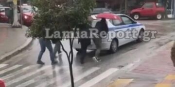 Alldaynews.gr Για κλάματα: Περιπολικό με φθαρμένα λάστιχα «κόλλησε» σε ανηφόρα – Έσπρωχναν περαστικοί (video)