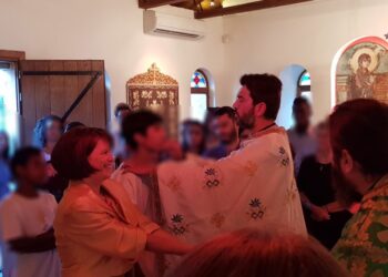 Κιβωτός του Κόσμου: Ομαδικές βαπτίσεις με νονά την πρεσβυτέρα – Δείτε φωτογραφίες