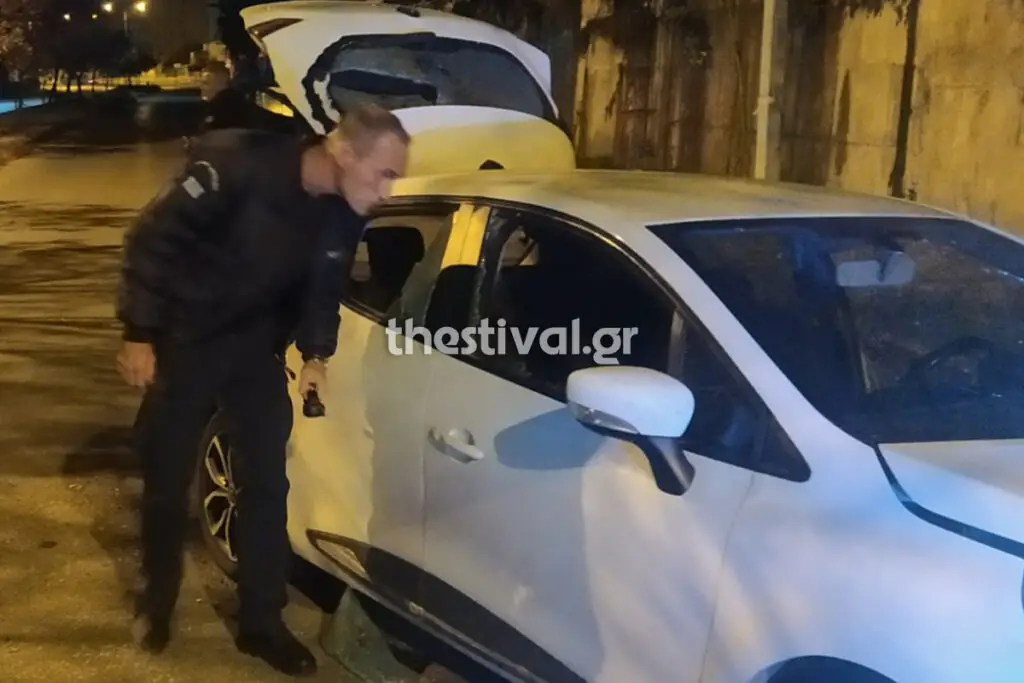 ΕΚΤΑΚΤΟ: Πυροβολισμοί στη Θεσσαλονίκη – Εμβόλισαν όχημα και απείλησαν γυναίκα με καραμπίνα (φωτο)