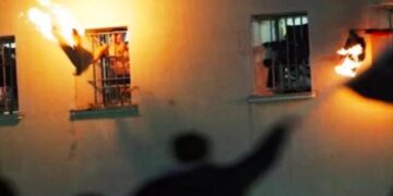 Alldaynews.gr Η μεγάλη εξέγερση στον Κορυδαλλό: Κατάδικοι βασάνισαν, κρέμασαν και έκαψαν λάθος άτομο (video)