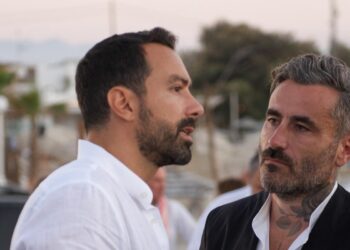 Ασφαλτόστρωση σε δρόμο της Ηλείας για όσκαρ: Δεν έβγαλαν κολόνες της ΔΕΗ και παγίδες – Σάλος για το έργο που έγινε (φωτο)