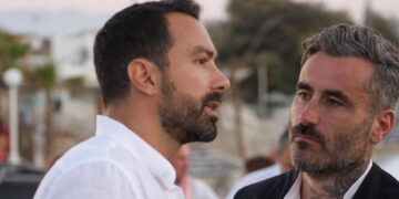 Alldaynews.gr Ασφαλτόστρωση σε δρόμο της Ηλείας για όσκαρ: Δεν έβγαλαν κολόνες της ΔΕΗ και παγίδες – Σάλος για το έργο που έγινε (φωτο)