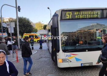 ΠΡΙΝ ΛΙΓΟ: Λεωφορείο του ΟΑΣΘ παρέσυρε 34χρονη στο κέντρο της Θεσσαλονίκης (φωτο)