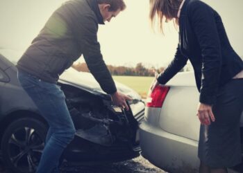 Λάρισα: Σύγκρουση οχημάτων σε κεντρικό δρόμο – Έκπληξη των αστυνομικών όταν κατάλαβαν ότι είναι αντρόγυνο!