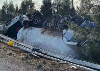 Κλειστή η Εθνική Οδός από την ανατροπή βυτιοφόρου έξω από τη Λάρισα – Μεγάλη επιχείρηση της Πυροσβεστικής (video)