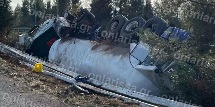 Alldaynews.gr Κλειστή η Εθνική Οδός από την ανατροπή βυτιοφόρου έξω από τη Λάρισα – Μεγάλη επιχείρηση της Πυροσβεστικής (video)