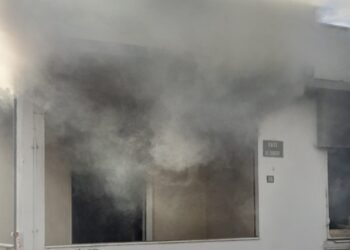 Βόλος: Έβαλε φωτιά στο σπίτι του και έτρωγε μακαρόνια στην αυλή