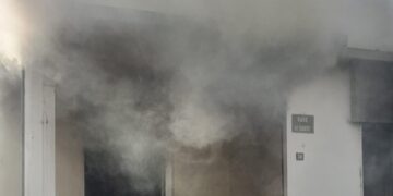 Βόλος: Έβαλε φωτιά στο σπίτι του και έτρωγε μακαρόνια στην αυλή