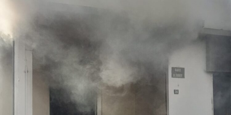 Βόλος: Έβαλε φωτιά στο σπίτι του και έτρωγε μακαρόνια στην αυλή