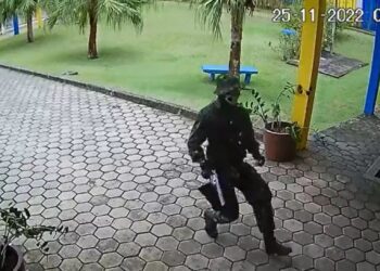 Μακελειό με 4 νεκρούς σε 2 σχολεία από νεοναζί: Σοκαριστικό βίντεο – Εισβάλλει και εκτελεί (φωτο, video)