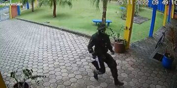 Μακελειό με 4 νεκρούς σε 2 σχολεία από νεοναζί: Σοκαριστικό βίντεο – Εισβάλλει και εκτελεί (φωτο, video)