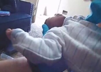 Συγκλονιστικό βίντεο: Αστυνομικοί κάνουν ΚΑΡΠΑ και σώζουν βρέφος που σταμάτησε να αναπνέει (video)