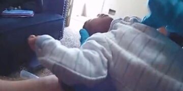 Alldaynews.gr Συγκλονιστικό βίντεο: Αστυνομικοί κάνουν ΚΑΡΠΑ και σώζουν βρέφος που σταμάτησε να αναπνέει (video)