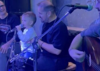 Μπόμπιρας 2,5 ετών τραγουδάει Κρητικά και ξεσηκώνει το μαγαζί