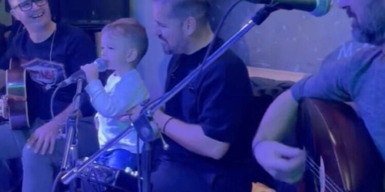 Alldaynews.gr Μπόμπιρας 2,5 ετών τραγουδάει Κρητικά και ξεσηκώνει το μαγαζί