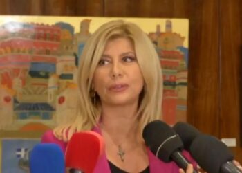 Ζήνα Κουτσελίνη: Χαίρομαι που βλέπω τη Σπυροπούλου να ντρέπεται, την καλώ δημόσια στην εκπομπή μου (video)