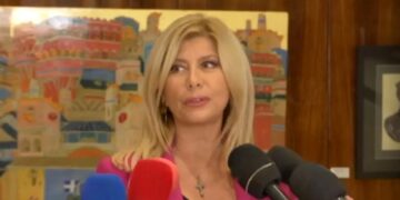Alldaynews.gr Ζήνα Κουτσελίνη: Χαίρομαι που βλέπω τη Σπυροπούλου να ντρέπεται, την καλώ δημόσια στην εκπομπή μου (video)