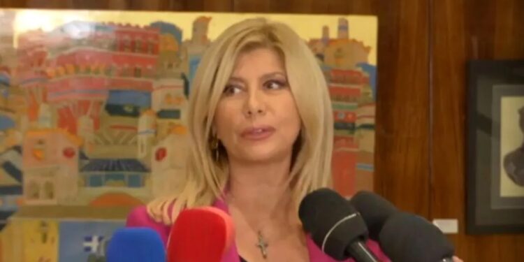 Ζήνα Κουτσελίνη: Χαίρομαι που βλέπω τη Σπυροπούλου να ντρέπεται, την καλώ δημόσια στην εκπομπή μου (video)