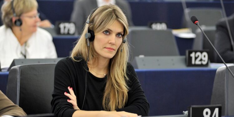 Η Εύα Καϊλή αποθεώνει το κράτος με τους 6.500 νεκρούς εργάτες του Μουντιάλ: “Πρωτοπόρο το Κατάρ στα εργατικά δικαιώματα” (video)