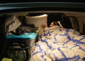 Μητέρα με δυο παιδιά 8 και 4 ετών έχει μείνει στον δρόμο και η μόνη λύση διαμονής τους είναι το αυτοκίνητο