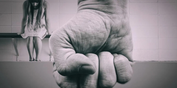 Ενδοοικογενειακή βία – Επιτέλους ήρθε το «Κουμπί πανικού»:  Το κινητό γυναικών θα ειδοποιεί την αστυνομία