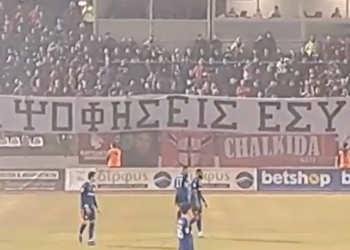 Ανατριχιαστικό πανό στη Λιβαδειά από τους οπαδούς του Ολυμπιακού: «Μπαλτάκο να ψοφήσεις εσύ και η οικογένειά σου»