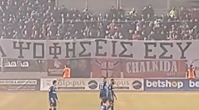 Ανατριχιαστικό πανό στη Λιβαδειά από τους οπαδούς του Ολυμπιακού: «Μπαλτάκο να ψοφήσεις εσύ και η οικογένειά σου»