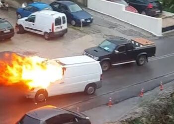 Ανεξέλεγκτη πορεία φλεγόμενου βαν στην Κρήτη: Διερχόμενο φορτηγάκι γλίτωσε στο… τσακ (video)