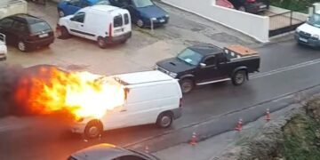 Alldaynews.gr Ανεξέλεγκτη πορεία φλεγόμενου βαν στην Κρήτη: Διερχόμενο φορτηγάκι γλίτωσε στο… τσακ (video)