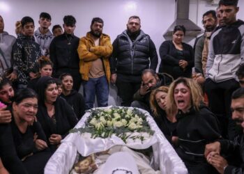 Οργή και Σπαραγμός απο τους Ρομά-Ξενυχτάνε δίπλα στον Νεκρό 16χρονο[Σοκαριστικές Φωτογραφίες]