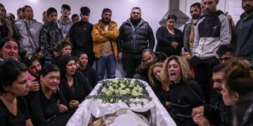 Οργή και Σπαραγμός απο τους Ρομά-Ξενυχτάνε δίπλα στον Νεκρό 16χρονο[Σοκαριστικές Φωτογραφίες]